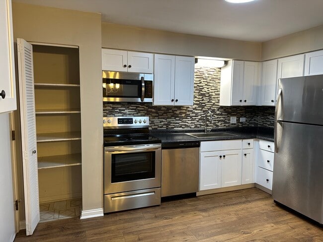 Foto del edificio - 2327 Ogden Ave