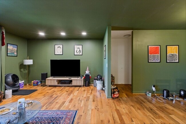 Building Photo - 515 Basswood Ave