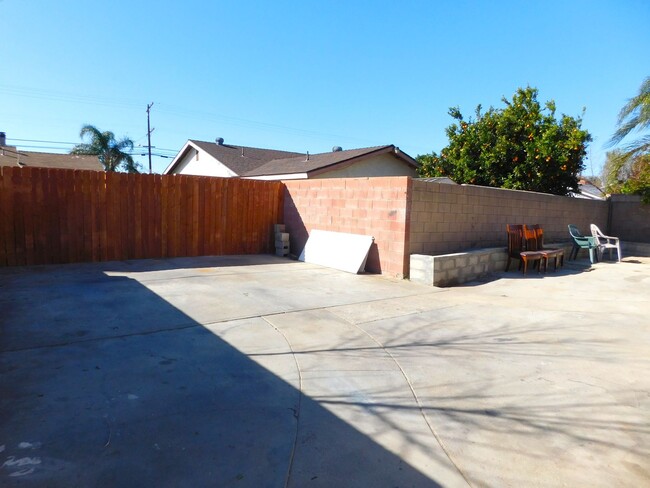 Foto del edificio - 4 bedroom, 2 baths in Sylmar (Garage inclu...