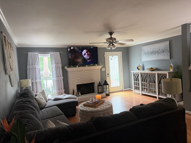 Foto del edificio - 1657 Ashwood Ln