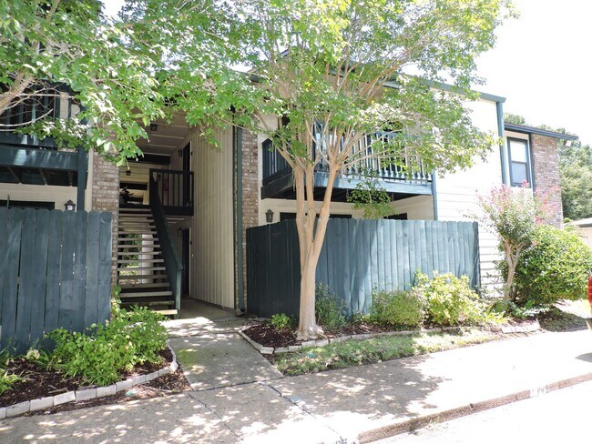 Foto del edificio - Convenient to schools, beaches, & shopping