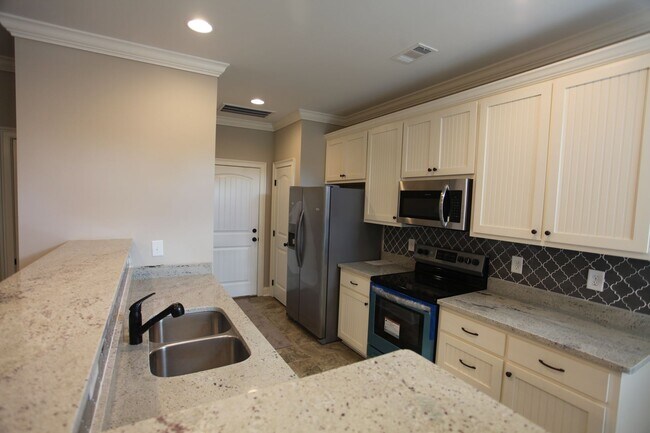 Foto del edificio - Runningvine Lane Available in July!