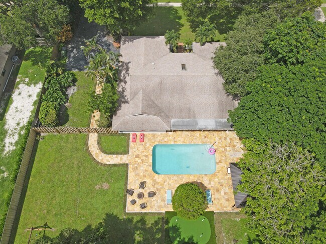 Building Photo - 166 Old Country Rd S