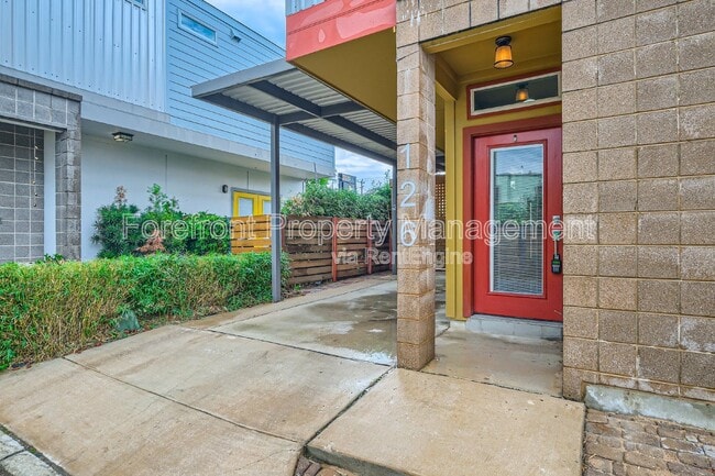 Photo - 126 E Myrtle St House