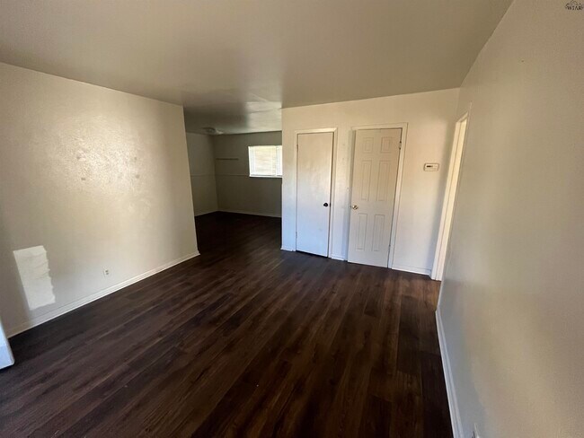 Foto del edificio - 5129 Parklane Dr