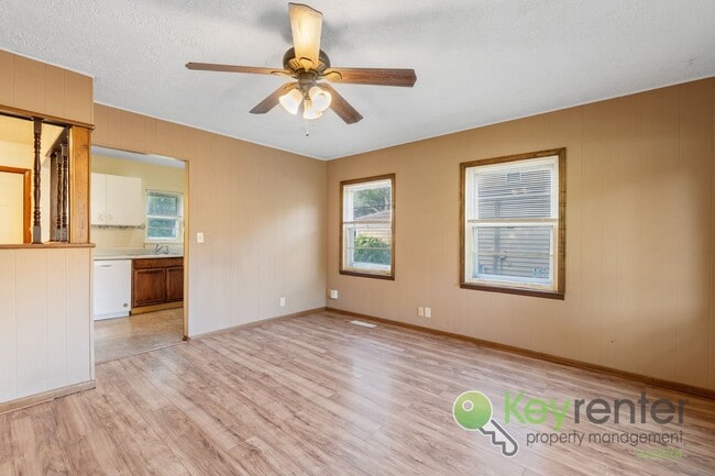 Building Photo - Cute 3 bedroom house near shopping, restau...