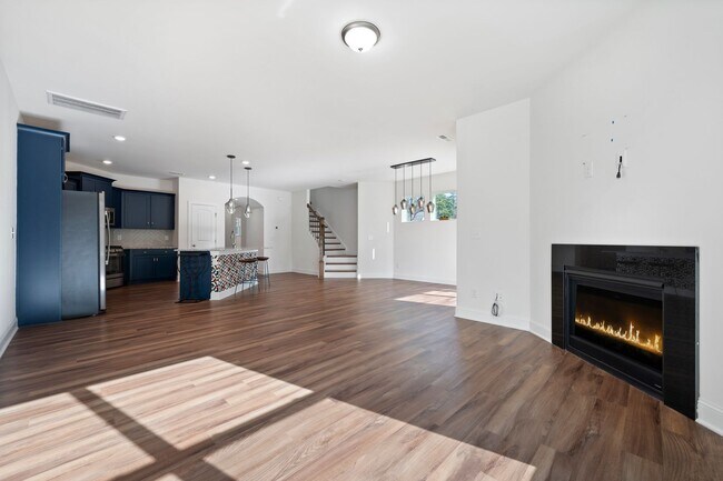 Foto del edificio - Stunning Modern Townhouse - Application Pe...