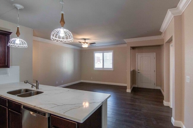 Building Photo - 2127 Square feet! 4 Bed, 2.5 Bath in Villa...