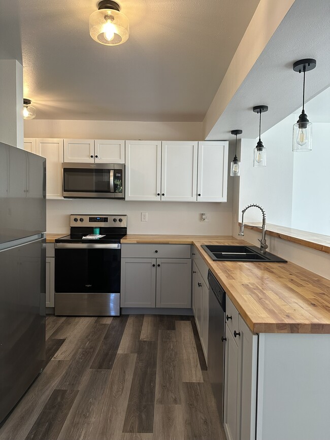 Building Photo - Valley View Estates A