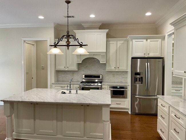 Building Photo - Luxury 4 BR, 3.5 BA rental