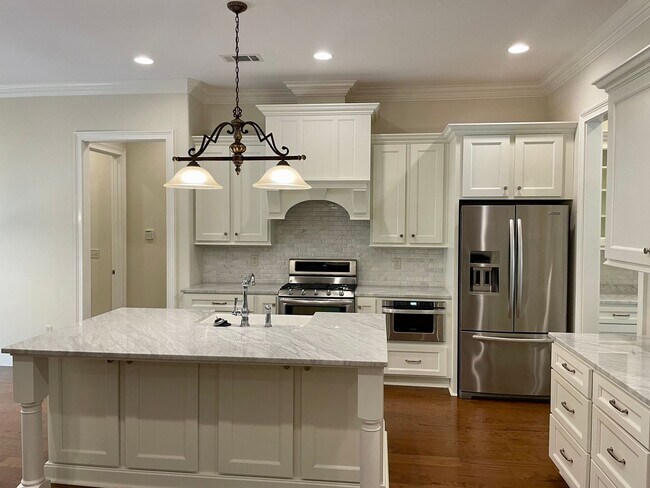 Foto del edificio - Luxury 4 BR, 3.5 BA rental