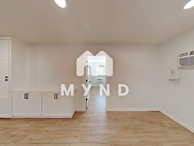 Building Photo - 2554 27th St Apt B
