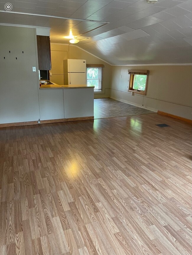 Building Photo - 152 E 5th St