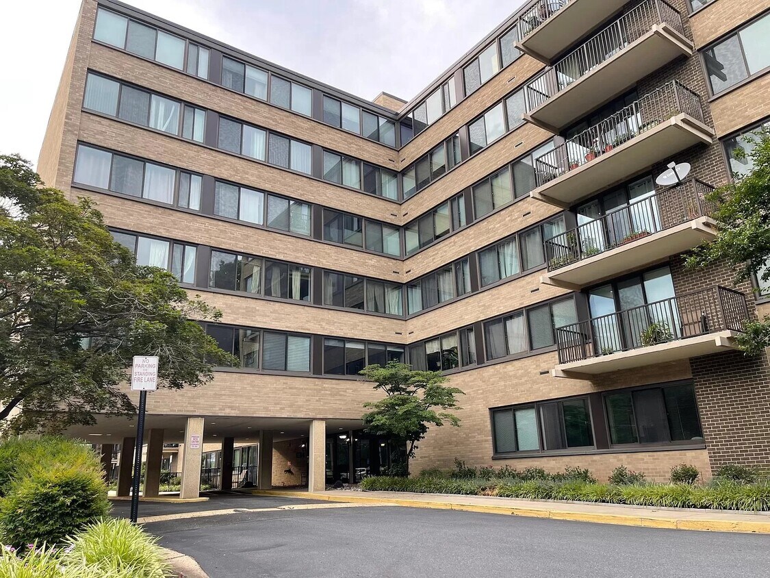 Primary Photo - 600 Roosevelt Blvd