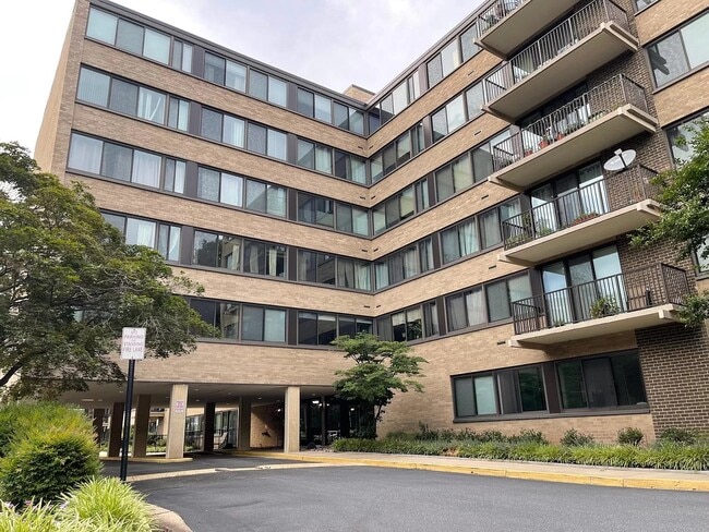 Building Photo - 600 Roosevelt Blvd