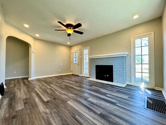 Foto del edificio - Charming  2-bedroom, 1-bathroom Storybook Cottage Awaits!