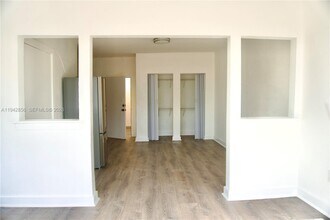 Building Photo - 501 SW 6th Ct