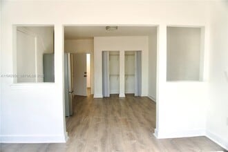 Building Photo - 501 SW 6th Ct