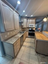 Building Photo - 182 Hewitt St