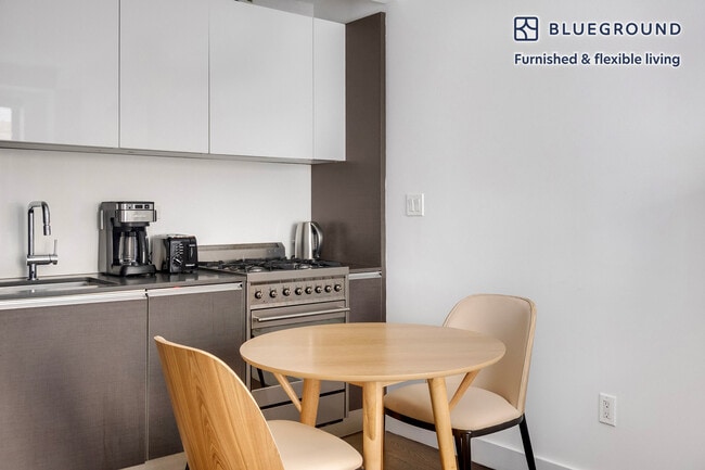 Foto del edificio - 666 West End Ave