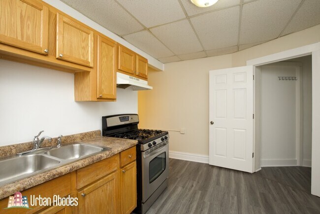 Building Photo - 3811 W Montrose Ave