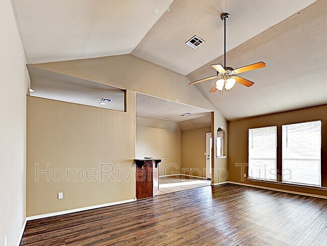 Foto del edificio - 10108 N 114th E Ave