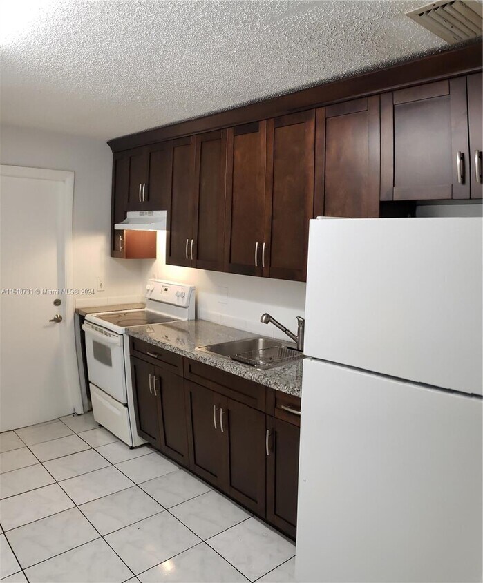 Foto principal - 5931 NW 19th St