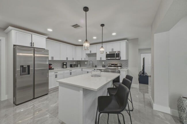Building Photo - 632 Las Palmas Park