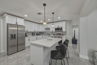 Building Photo - 632 Las Palmas Park