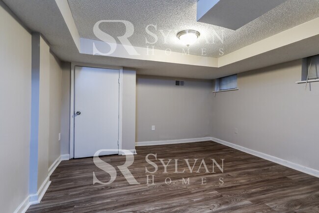 Building Photo - Quaint and Roomy Home!