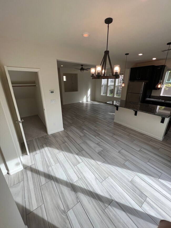 Foto del edificio - Spacious 4 Bedroom, 3 Bath Home with Bonus Room, 2 Car Garage in Westpark Village!