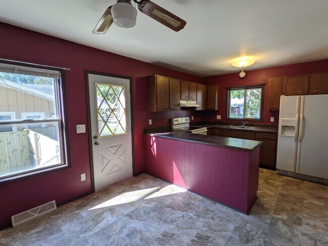 Building Photo - 1407 Prairie Rd