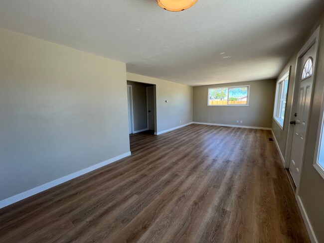 Building Photo - Freshly Remodeled Single-Family Home with ...