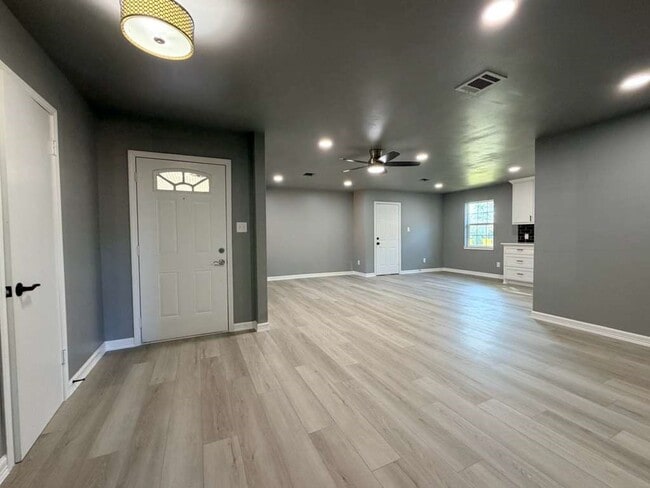 Building Photo - 7715 Catalina Ln