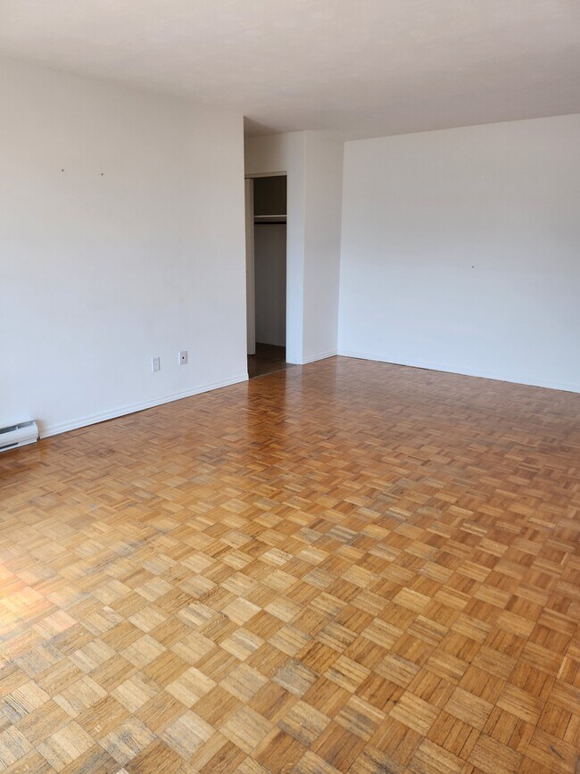 Building Photo - 440 Woodlawn Rd E