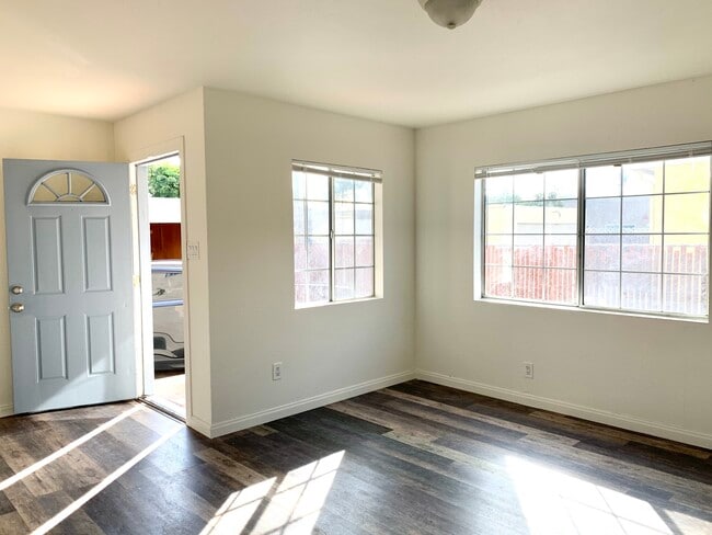 Building Photo - 2134 S Cloverdale Ave