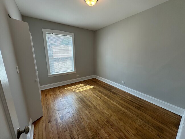 Building Photo - 5344 N Paulina St