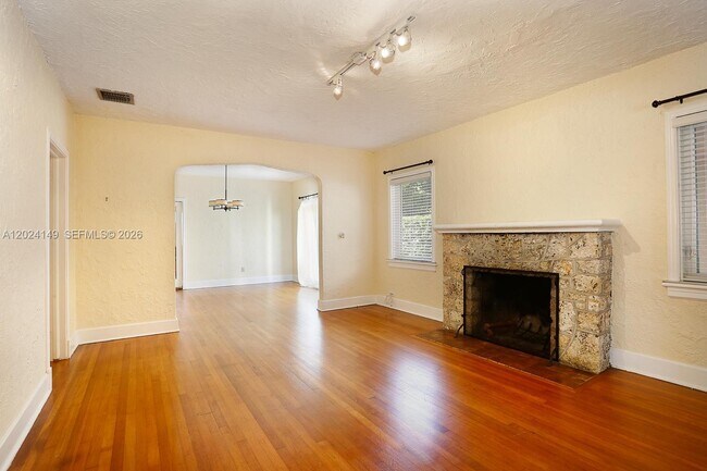 Building Photo - 712 Navarre Ave