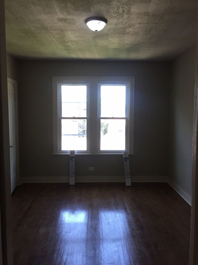 Building Photo - NEWLY RENOVATED 2 BDRM 1 BATH