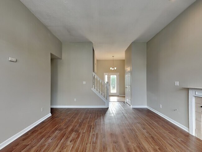 Building Photo - MOVE IN SPECIAL! 4 bed 2.5 bath with lots ...