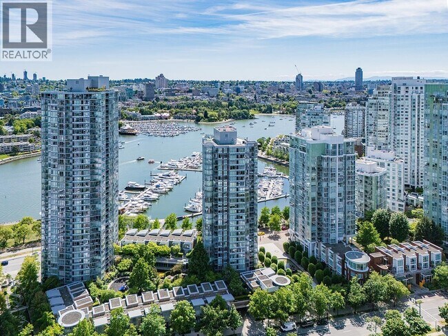 Photo du bâtiment - 1067 Marinaside Crescent