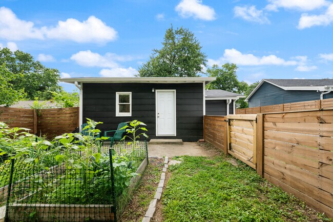 Foto del edificio - 2109B Sadler Ave