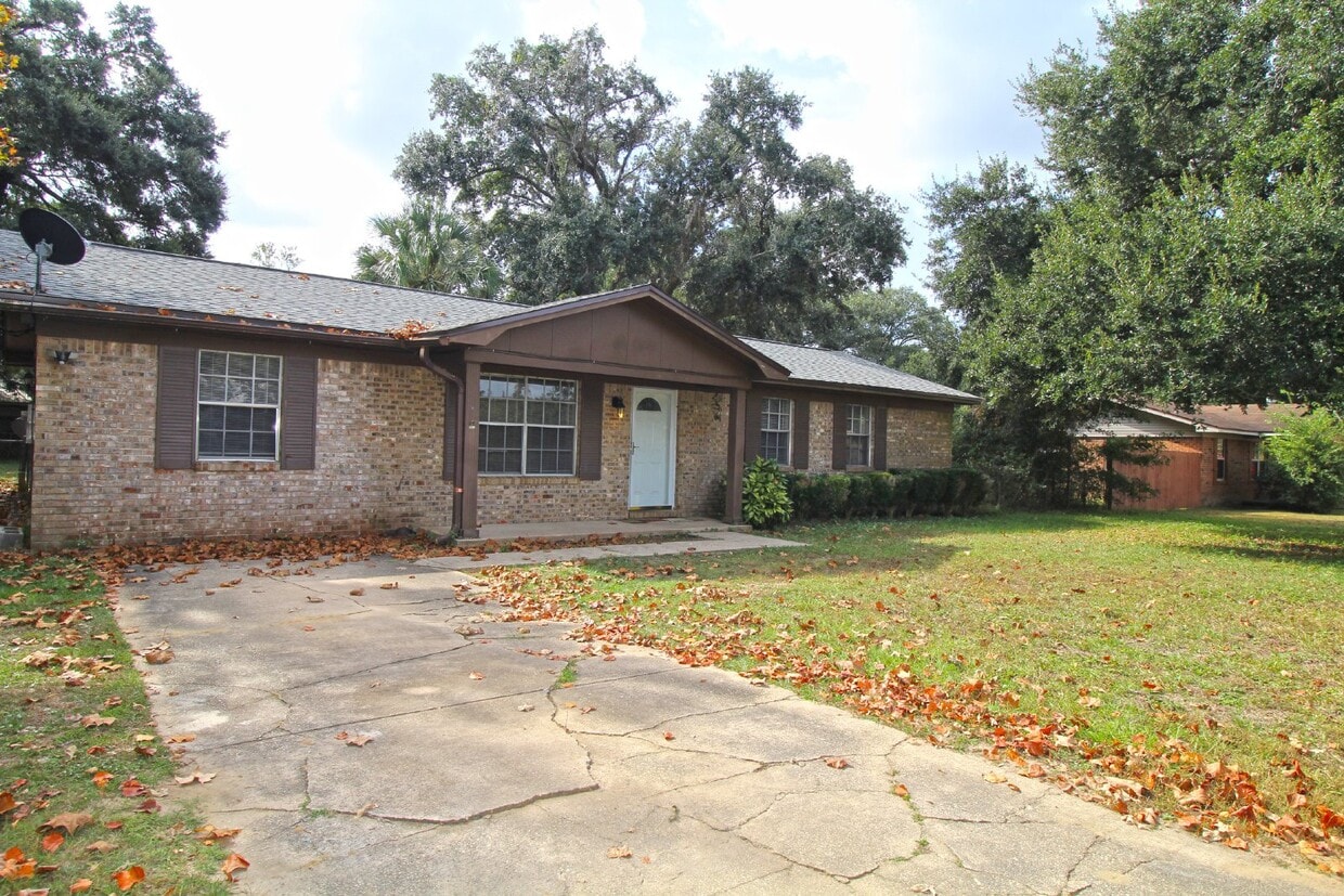 Primary Photo - Spacious 3BR/1.5BA Home in Pace with Open Living Area, Tiled Family Room, and Fenced Backyard – M...