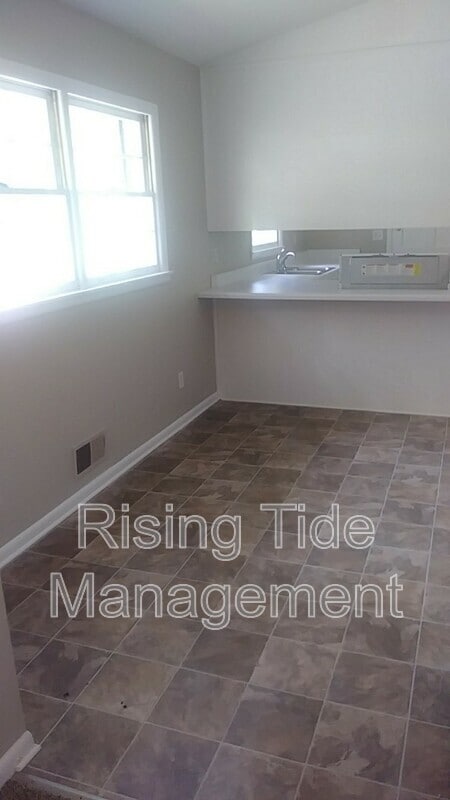 Building Photo - 1042 Mesa Dr