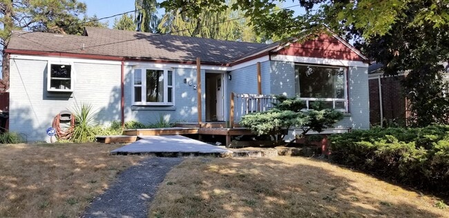 Building Photo - One Block to Lake Washington, Available Aug 1st