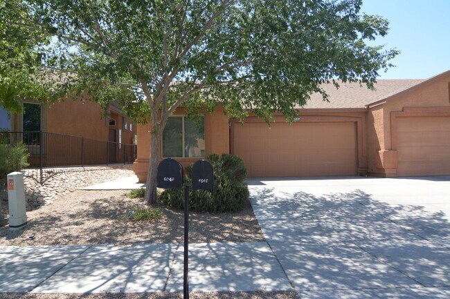 Foto del edificio - Well Maintained 2 Bedroom 2 Bath Home! Great South Tucson Location!