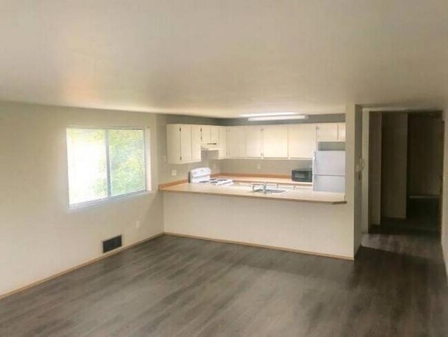 Building Photo - 2 bedroom in Seattle WA 98107