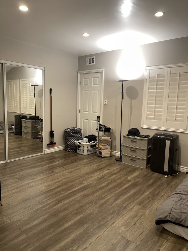 Building Photo - 511 S Baker St