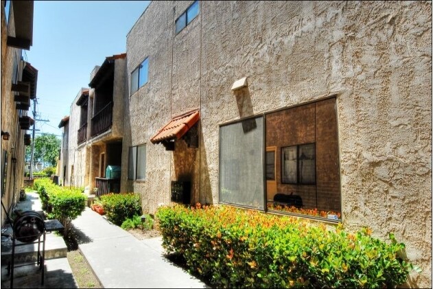 Building Photo - 3867 Girard Ave