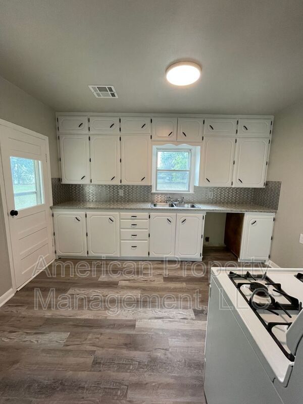 Building Photo - 814 N Hodge St